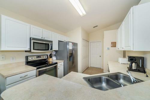 Adorable 3 Bedroom 2 Bath Villa With Conservation View