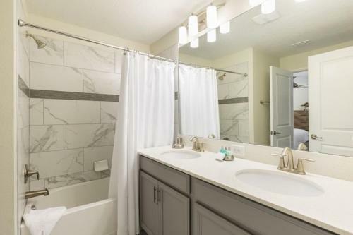 Modern 4 Bed 3 Bath Townhome In Championsgate Golf Resort