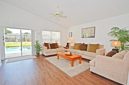 Hampton Lakes 215824