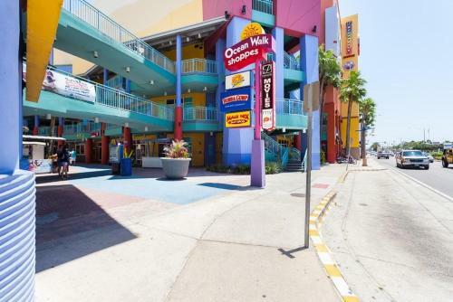 Apartamento Blue Surf 404, 2 Bedrooms, Sleeps 6, Beach Front