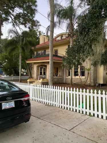 Bed & Breakfast Ms. Maggie's South Country Inn