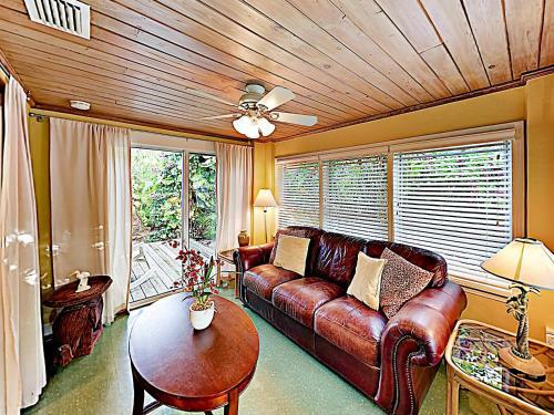 Tropical Oasis - 3 Minutes To Beach Home