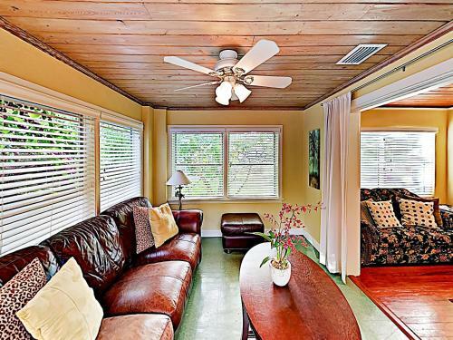 Tropical Oasis - 3 Minutes To Beach Home