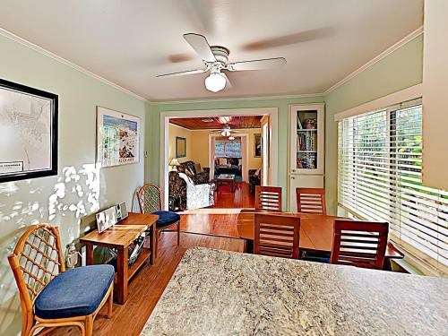 Tropical Oasis - 3 Minutes To Beach Home