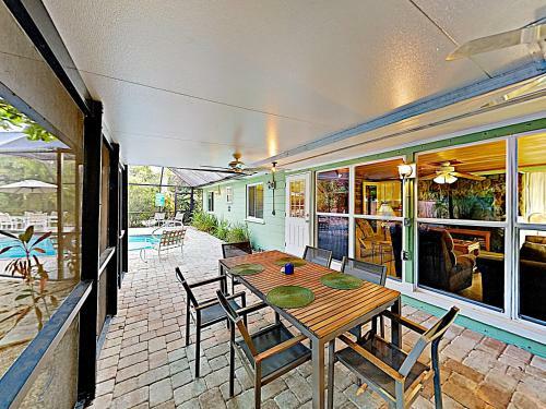 Tropical Oasis - 3 Minutes To Beach Home