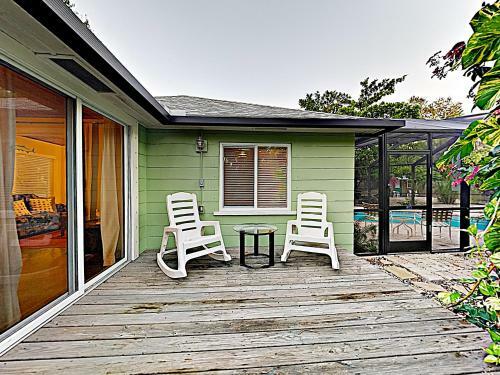 Tropical Oasis - 3 Minutes To Beach Home