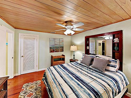Tropical Oasis - 3 Minutes To Beach Home