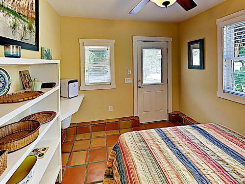 Tropical Oasis - 3 Minutes To Beach Home