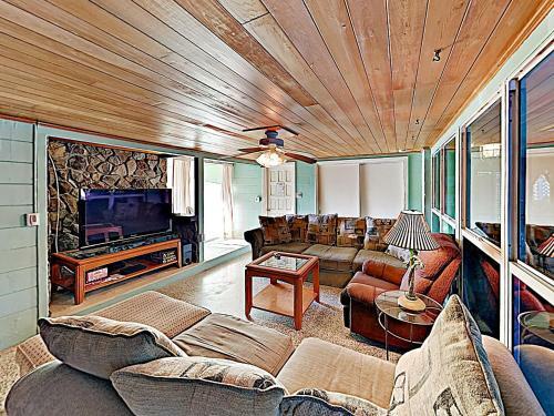 Tropical Oasis - 3 Minutes To Beach Home