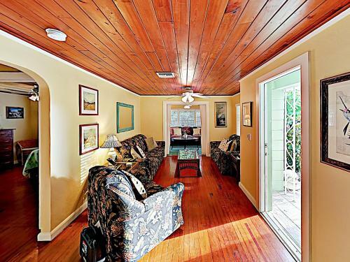 Tropical Oasis - 3 Minutes To Beach Home
