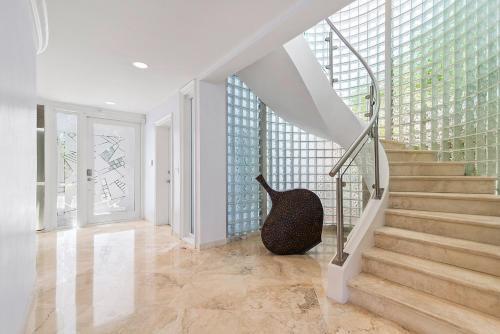New Listing! Opulent Paradise W/ Pool & 100? Dock Home
