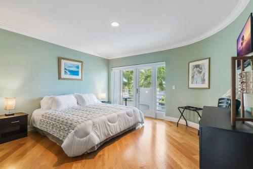 New Listing! Opulent Paradise W/ Pool & 100? Dock Home