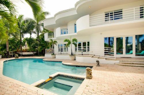 New Listing! Opulent Paradise W/ Pool & 100? Dock Home