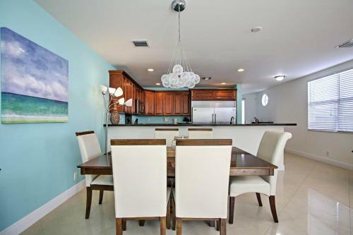 Lauderdale-by-the-sea Home - Walk To Beach!