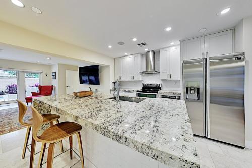 Tropical Smart Home - Heated Pool, Outdoor Kitchen Home