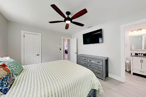 All-new Oasis - Private Pool & Outdoor Kitchen Home