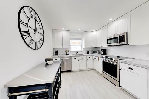 All-new Oasis - Private Pool & Outdoor Kitchen Home