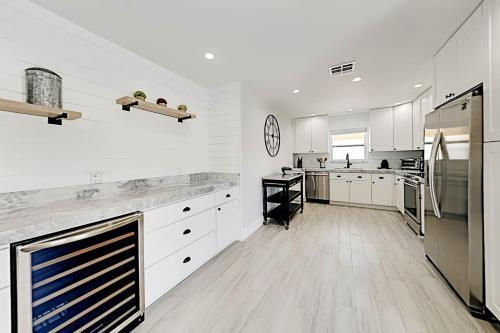 All-new Oasis - Private Pool & Outdoor Kitchen Home