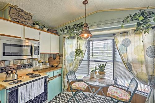 Quiet And Charming Home With Pond View - 4mi To Beach!