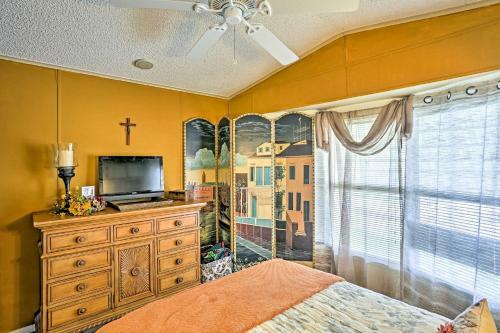 Quiet And Charming Home With Pond View - 4mi To Beach!
