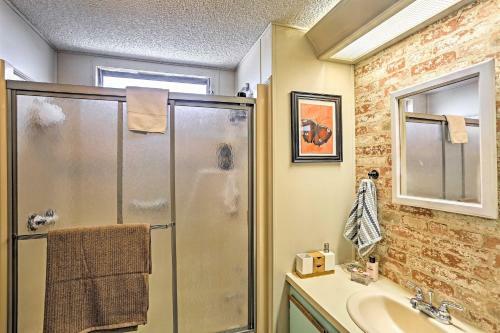 Quiet And Charming Home With Pond View - 4mi To Beach!