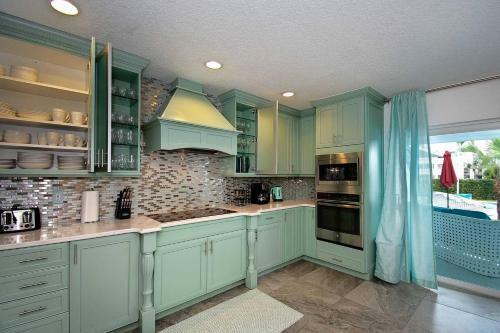 Waterfront Estate -5 Br W/pool- 5 Min To Beach