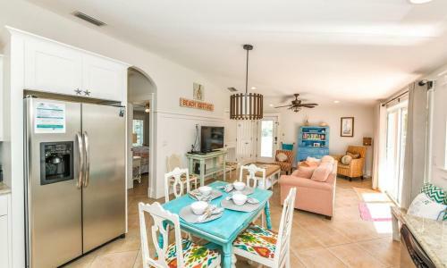 Coral Cottage By Ami Locals