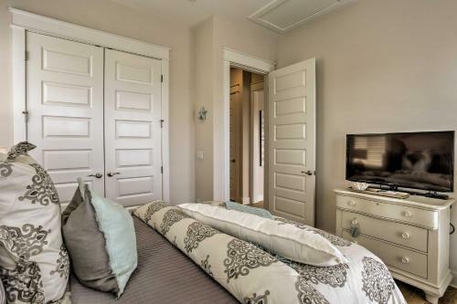 Resort Condo With Golf Cart - Walk To Beach!
