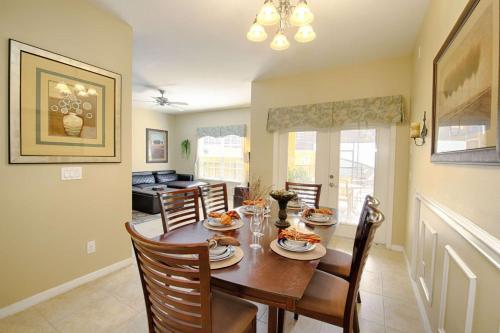 8960 Paradise Palms