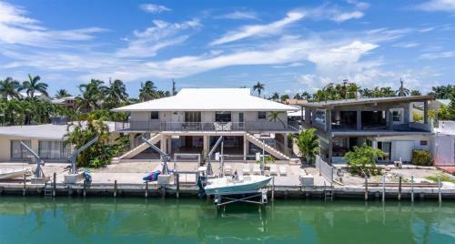 Serenity Found 3bed/2bath Duplex With Dockage & Cabana Club