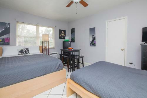 Double Unit (2 Studio Apartments), Miami Beach, 2 Mins To Ocean!