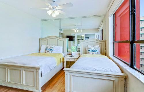 Waterfront Condo On Beach With Pool, Tiki Bar & Restaurant On-site