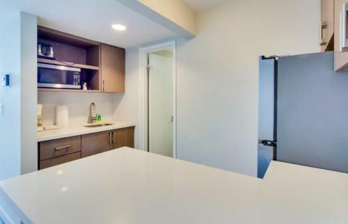 Oceanview Studio On Beach With Pool, Gym, Bars, And Free Parking