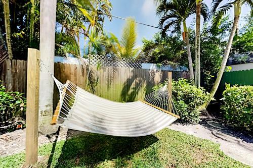 Tropical Oasis - Private Hot Tub & New Kitchen Home