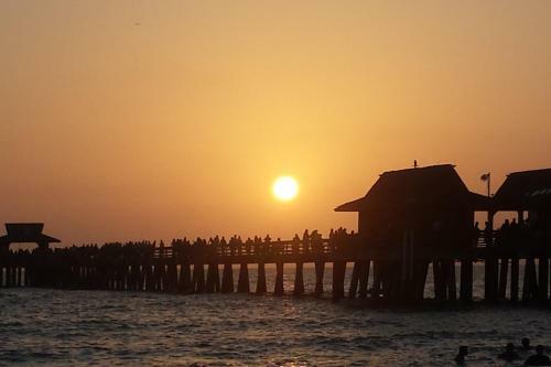 Apartamento Upscale Naples Condo With Pool Access Walk To Pier!