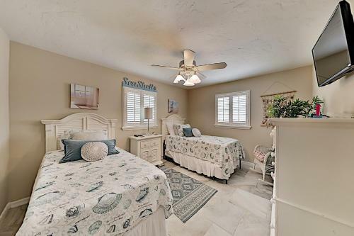 Canal-front Getaway With Pool - Minutes To Beach! Home