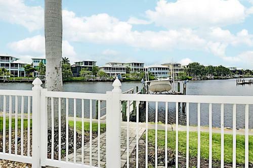 Canal-front Getaway With Pool - Minutes To Beach! Home