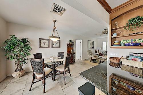 Canal-front Getaway With Pool - Minutes To Beach! Home