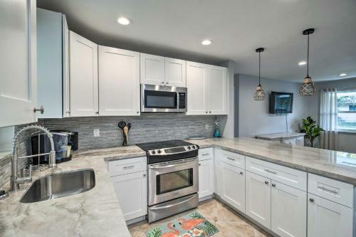 Stylish Updated Getaway 2 Mi To Swim And Shop!