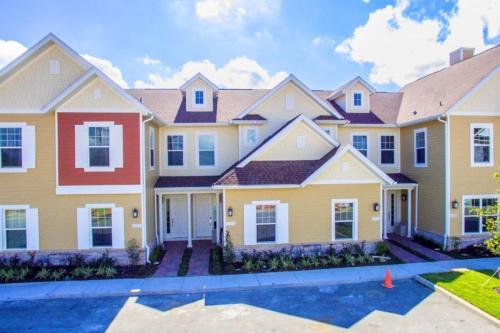 Dream Townhome With Balcony Summerville Su7576