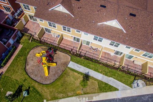 Dream Townhome With Balcony Summerville Su7576