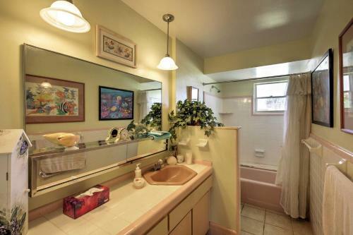 Spacious Home With Yard, 0 5 Mi To Ormond Beach