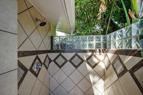 Tropical Ormond Beach Bungalow With Patio And Grill!