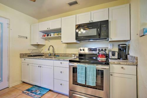 Ormond Beach Bungalow With Patio And Sun Room!