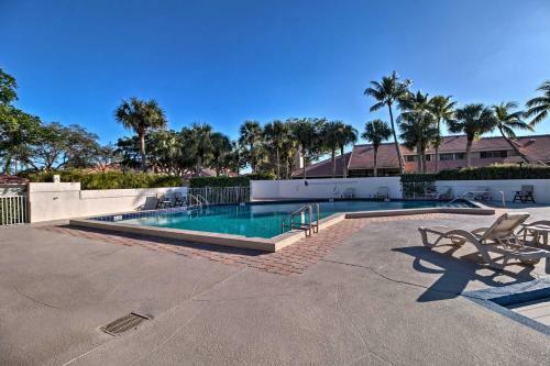 Relaxing Palm Beach Getaway With Pool Access