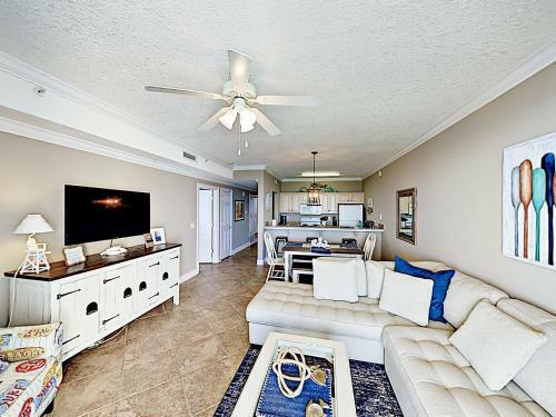 Apartamento New Listing! Beachfront Bliss With Boundless Views Condo