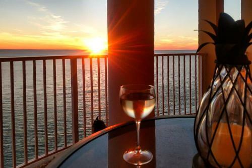 Apartamento New Listing! Beachfront Bliss With Boundless Views Condo