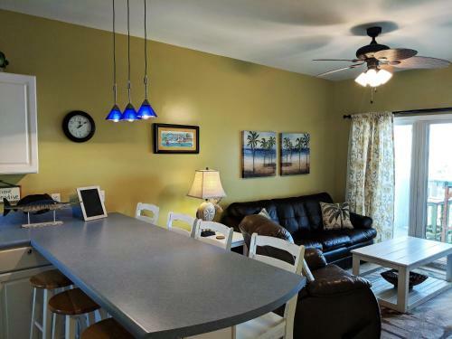A1- Beachy Decorated Condo- Steps To The Bay