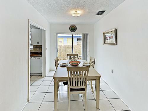 Apartamento New Listing! Updated Beach Condo With Sparkling Pool Condo