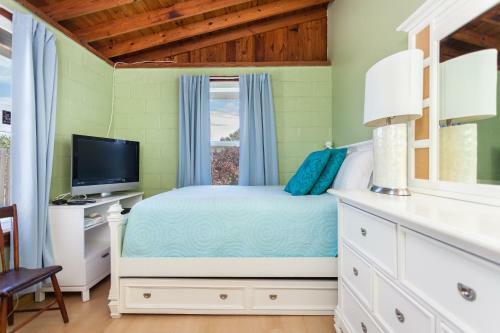 Seashell, 3 Bedrooms, Sleeps 6, Direct Ocean Front, Wifi
